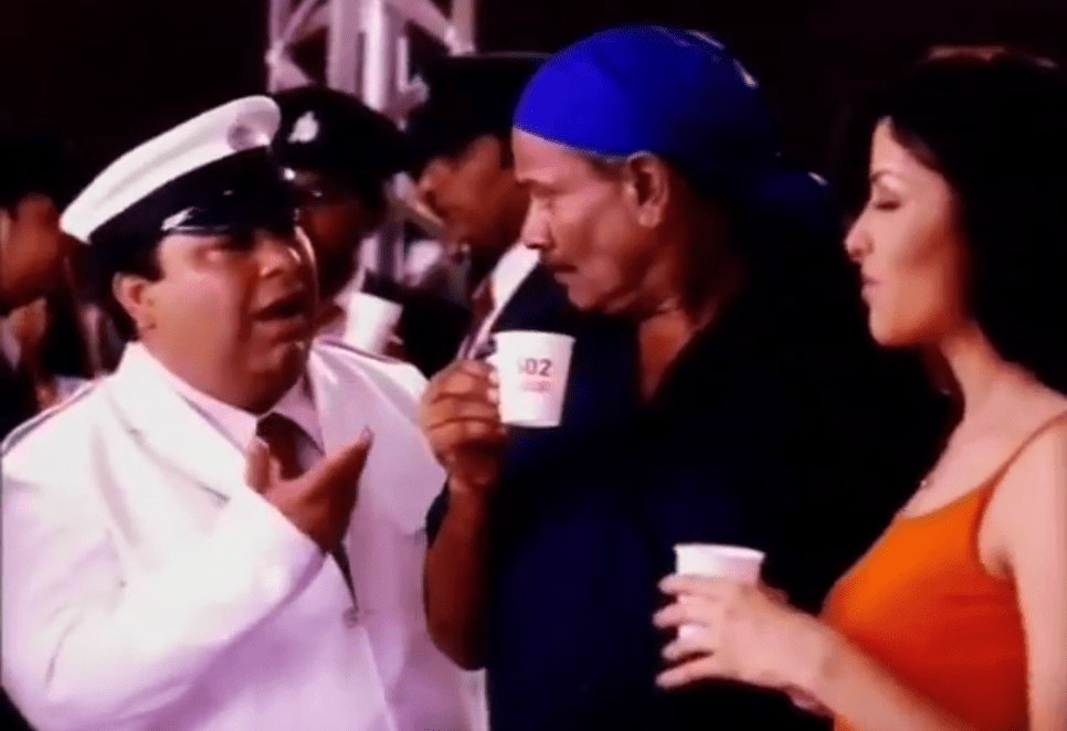 Manoj Pawha is asking Aditi Govitrikar in the TV ad of 502 Pataka Chai